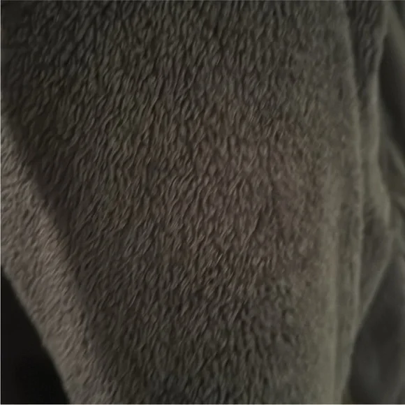 Women's Black Puffer Vest with Faux Fur Trim - Picture 5 of 6